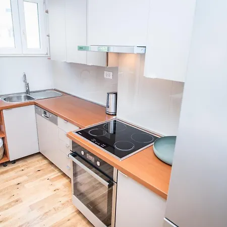 Апартаменты Franco's Spacious - Great Location *