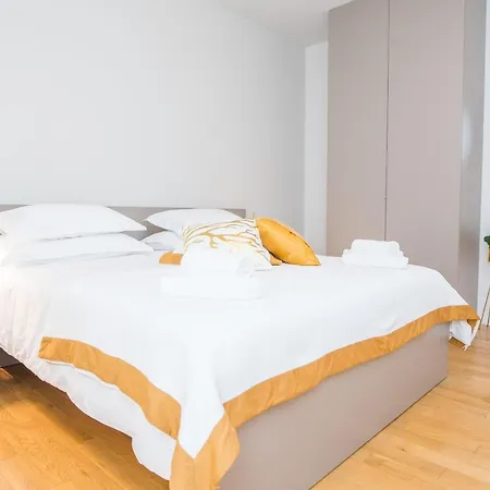 Franco's Spacious - Great Location Сплит