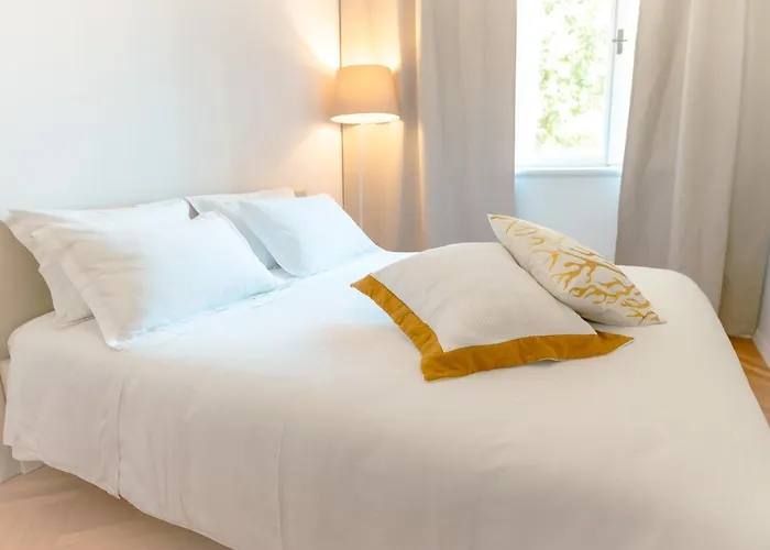 Franco's Spacious - Great Location דירה