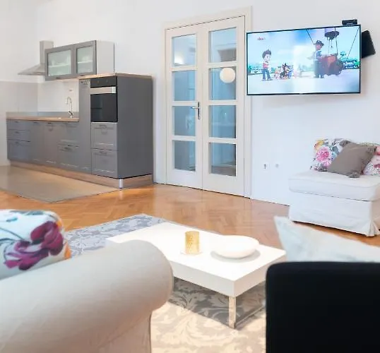 Franco's Spacious - Great Location דירה