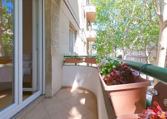 Franco's Spacious - Great Location דירה