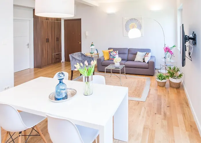 Franco's Spacious - Great Location דירה *