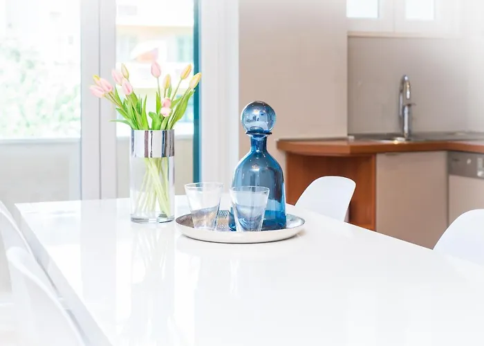 Franco's Spacious - Great Location דירה