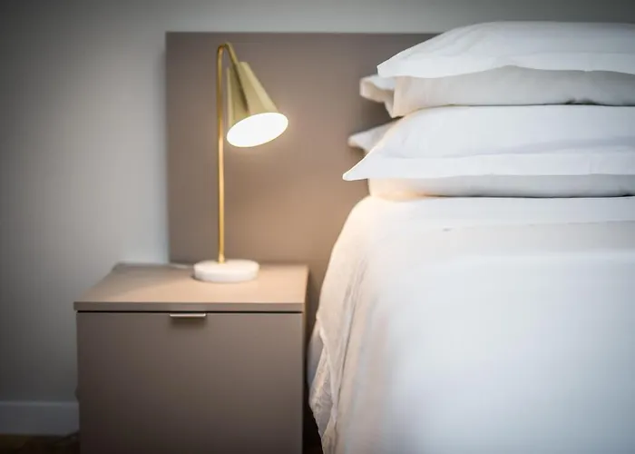 Franco's Spacious - Great Location דירה