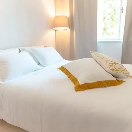 Franco's Spacious - Great Location Apartment