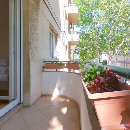 Franco's Spacious - Great Location Apartment