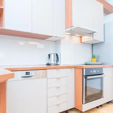 Franco's Spacious - Great Location Apartment Split