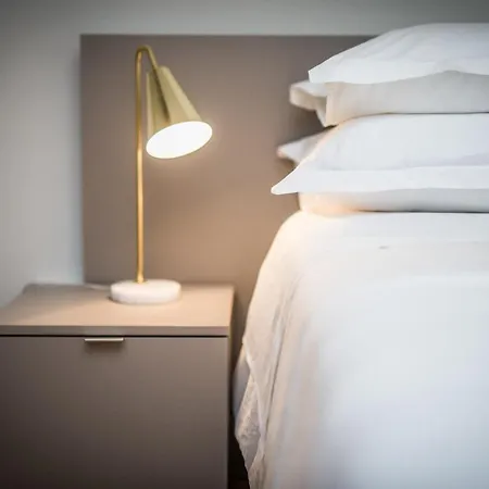 Franco's Spacious - Great Location Apartment