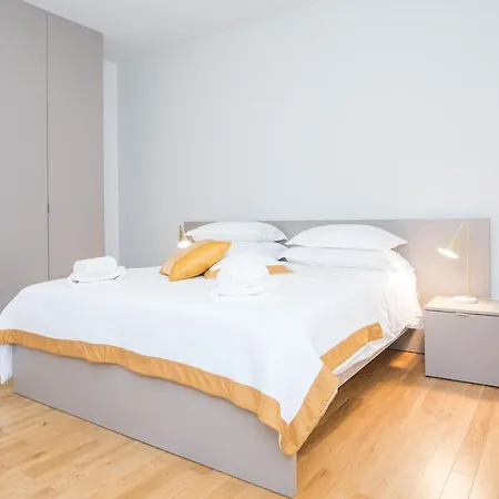 Franco's Spacious - Great Location Split