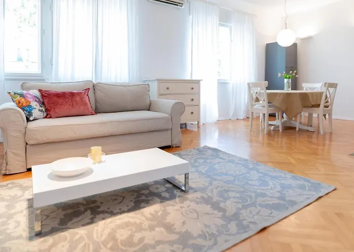 아파트 Franco's Spacious - Great Location *