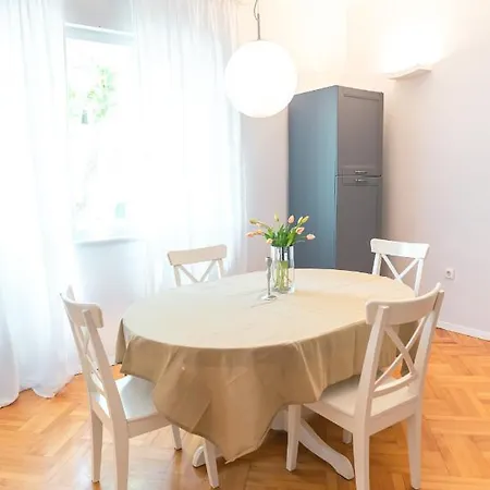 Franco’s Spacious - Great Location *