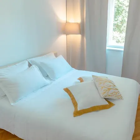 Franco's Spacious - Great Location Apartman