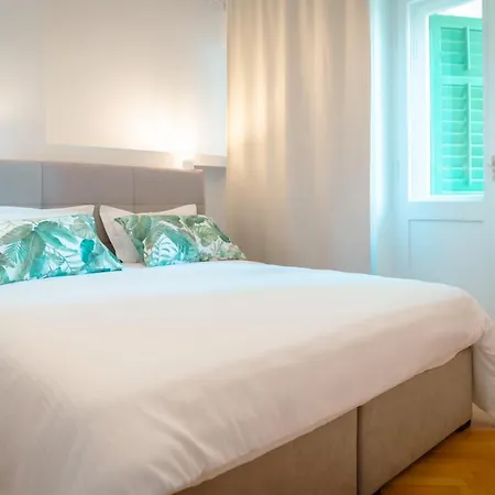 Apartman Franco's Spacious - Great Location Split