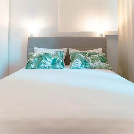 Franco's Spacious - Great Location Apartman
