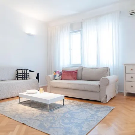 Franco's Spacious - Great Location Apartman