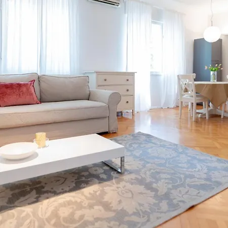 Apartman Franco's Spacious - Great Location *
