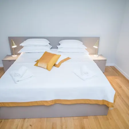 Franco’s Spacious - Great Location * Split