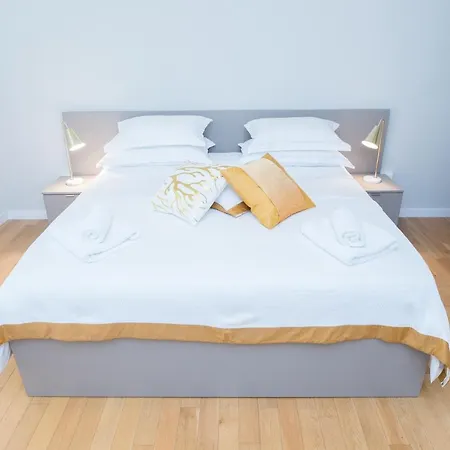 Franco’s Spacious - Great Location * Split