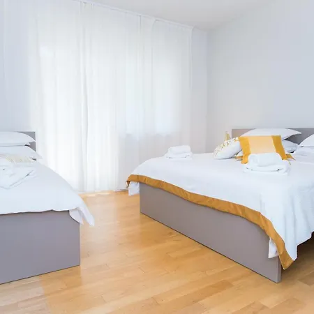 Franco’s Spacious - Great Location *