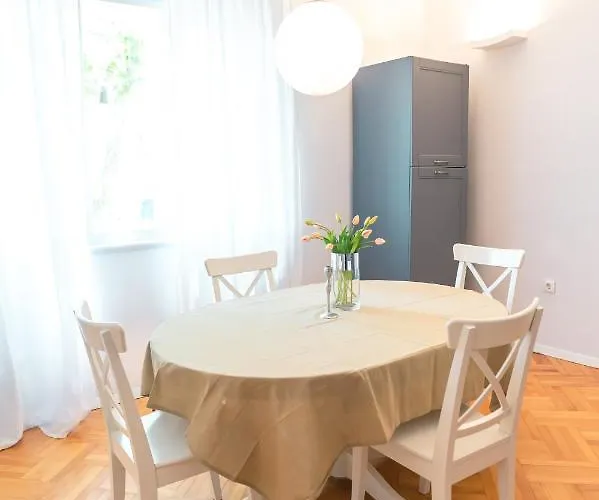 Franco's Spacious - Great Location *