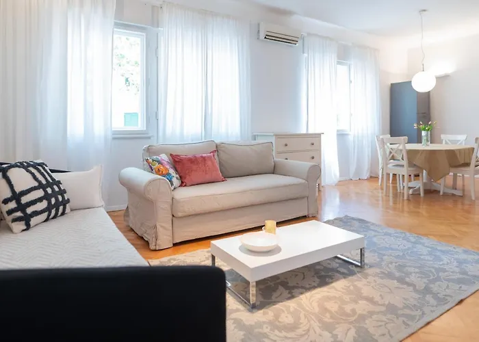 Franco's Spacious - Great Location Lejlighed Split