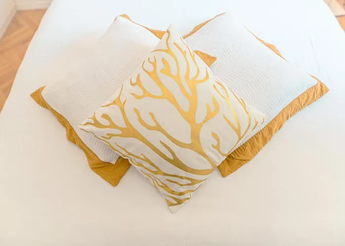 Franco's Spacious - Great Location Split