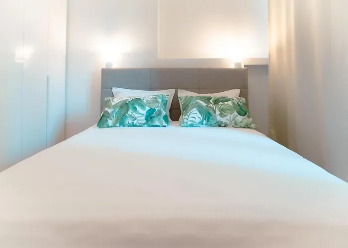 Franco's Spacious - Great Location Lejlighed