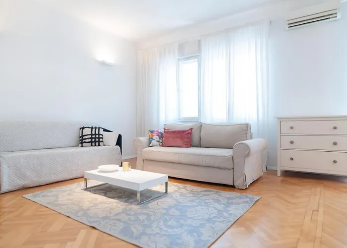 Franco's Spacious - Great Location Lejlighed