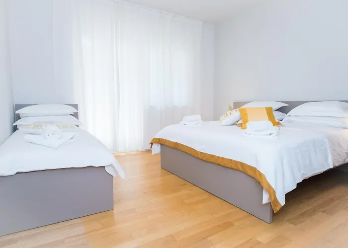 Franco's Spacious - Great Location *