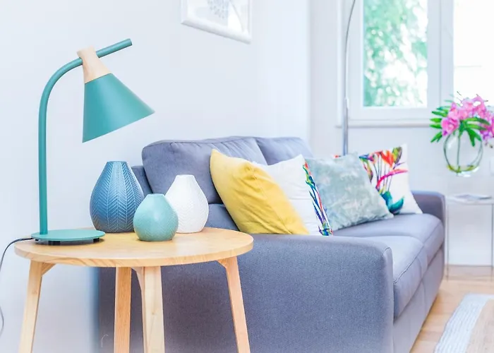 Franco's Spacious - Great Location Split