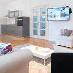 Franco's Spacious - Great Location Appartement