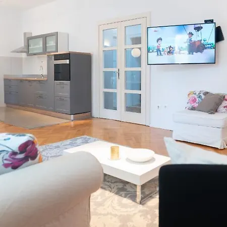 Franco's Spacious - Great Location Lägenhet